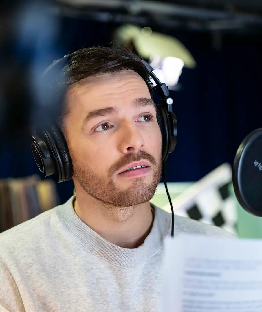 Max Dehling beim Einsprechen von "Höllenrausch" im Studio