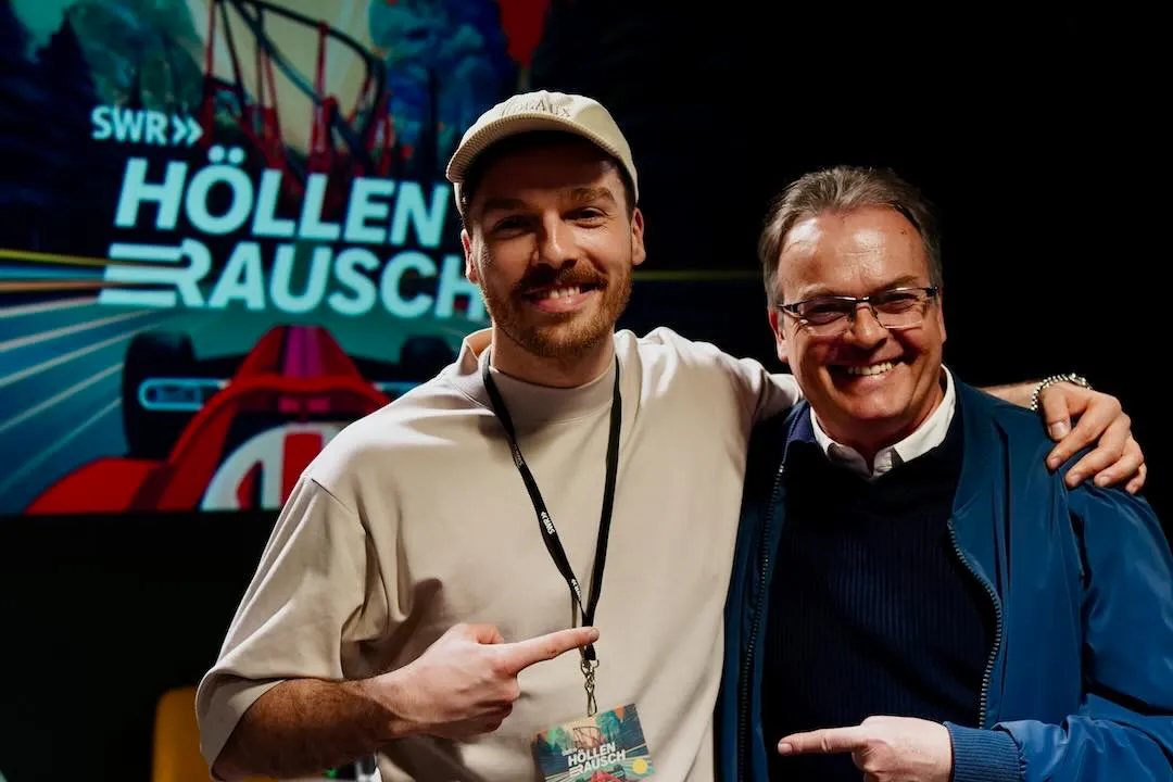 Höllenrausch Host Max Dehling mit ARD-Formel 1-Reporter Reporter Volker Hirth 